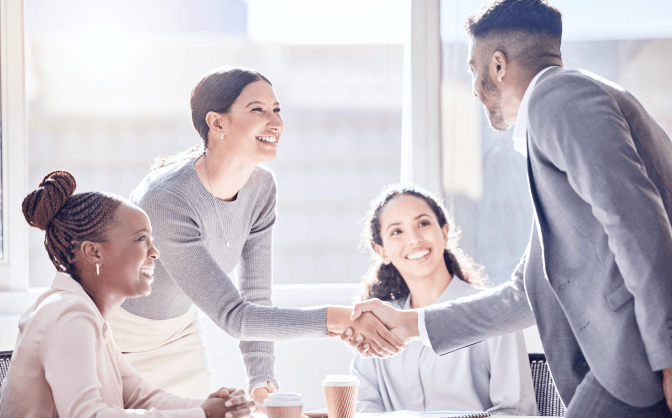 Foto de un grupo de personas reunidas saludándose entre sí, preparados para realizar el asesoramiento de inversiones de forma clara y segura.
